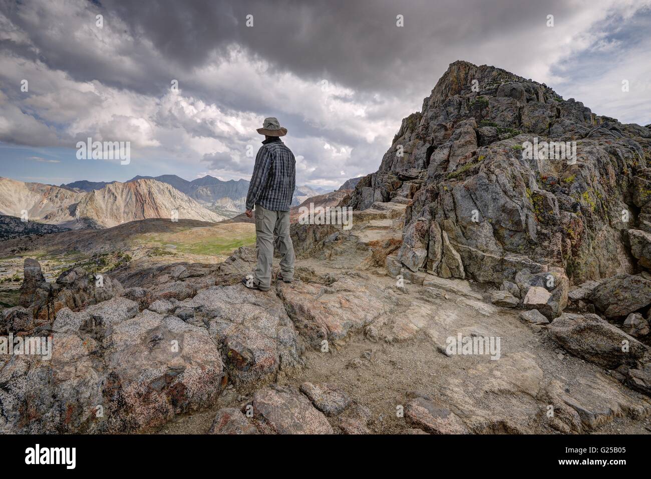Vista posteriore di un uomo in piedi sulla montagna, Kings Canyon National Park, California, Stati Uniti Foto Stock