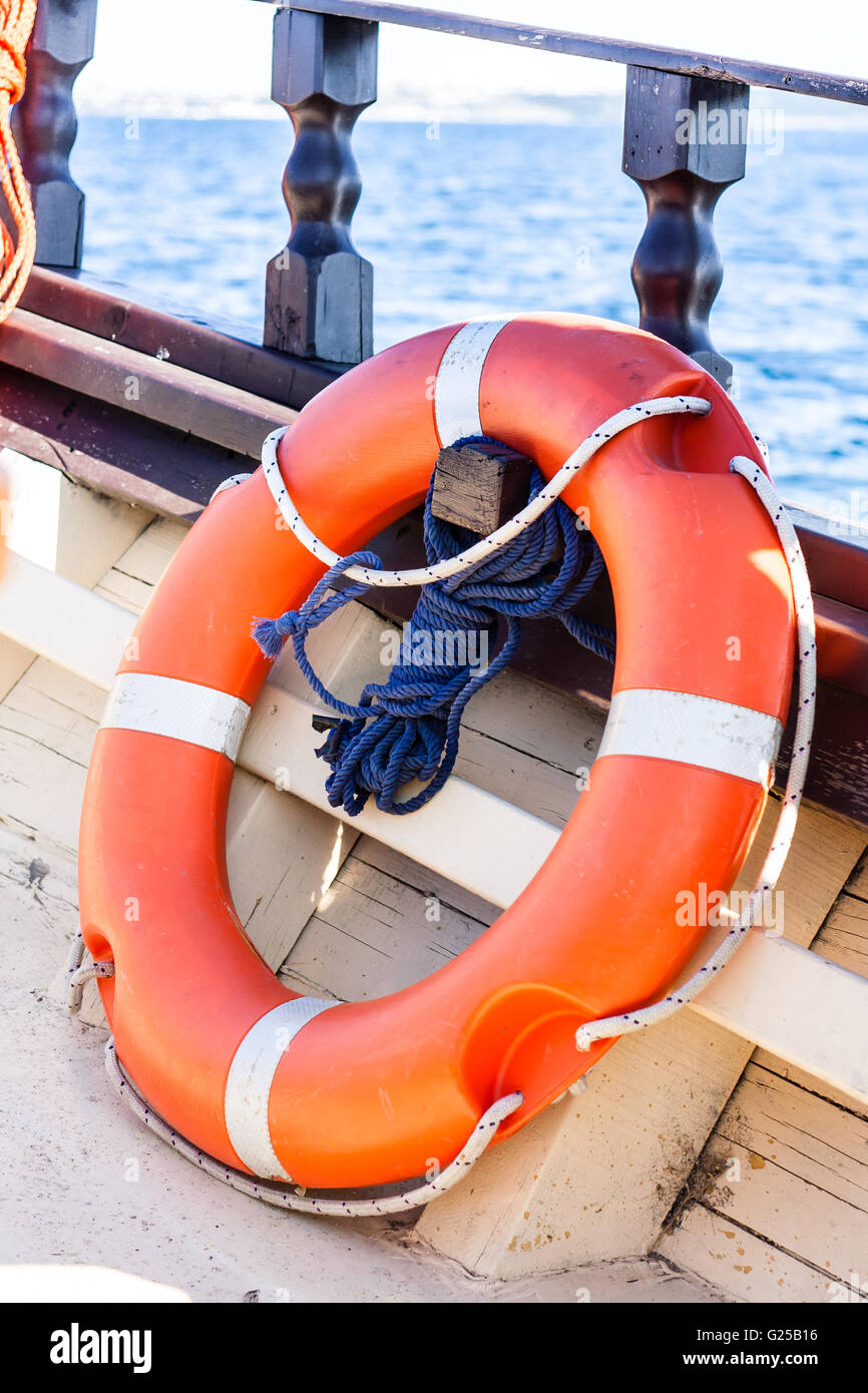 Close-up di Orange salvagente su barca Foto Stock