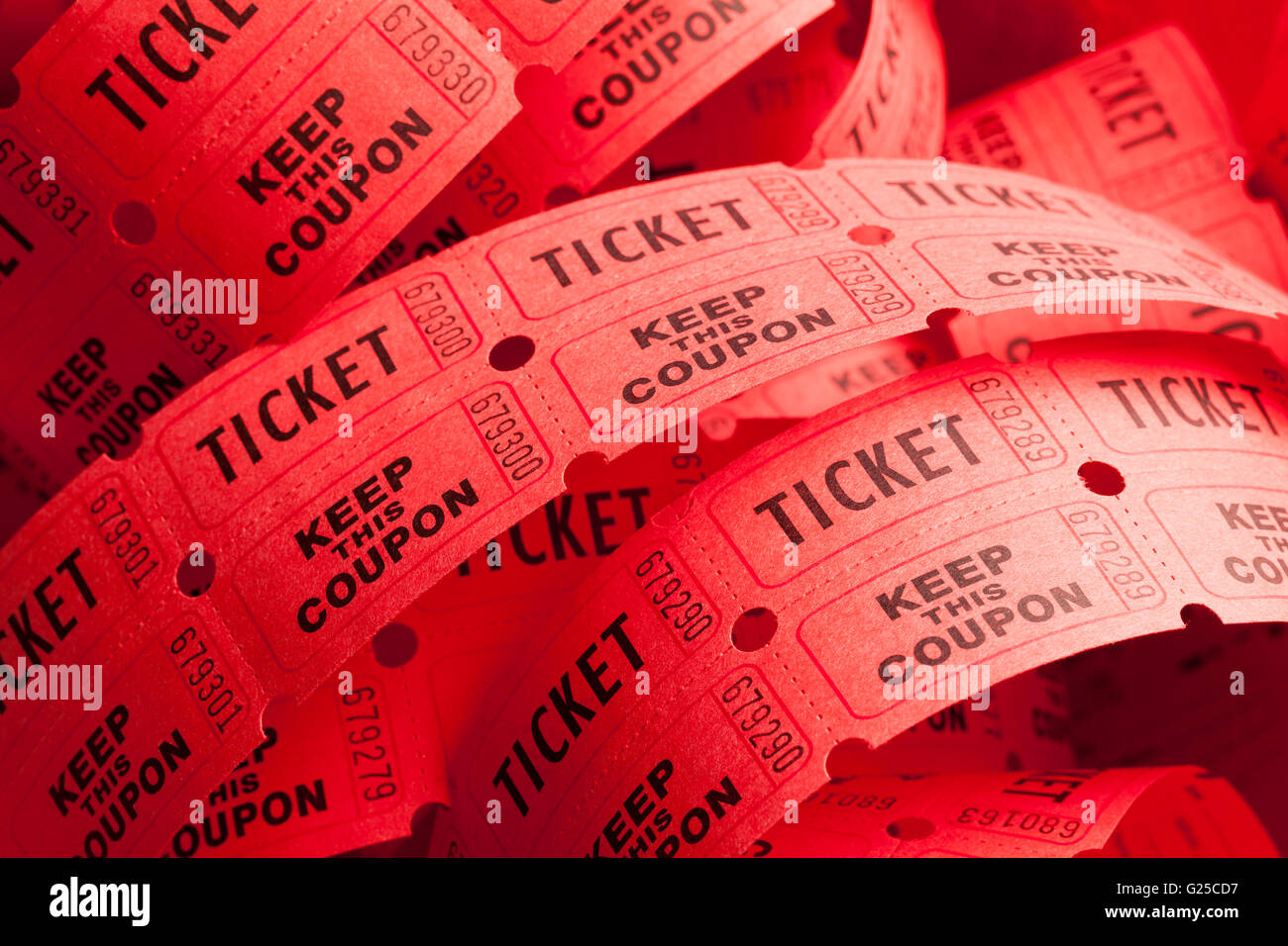 Svolgimento rotolo disordinato di Rosso biglietti impilati. Foto Stock
