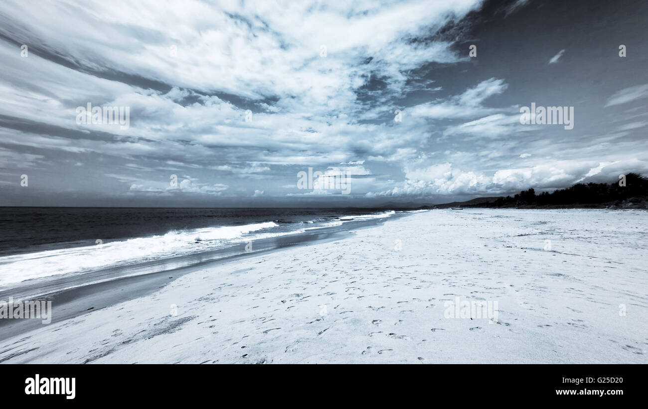Bellissimo paesaggio tropicale con spiaggia di sabbia, il mare e le montagne. India, Gokarna Foto Stock