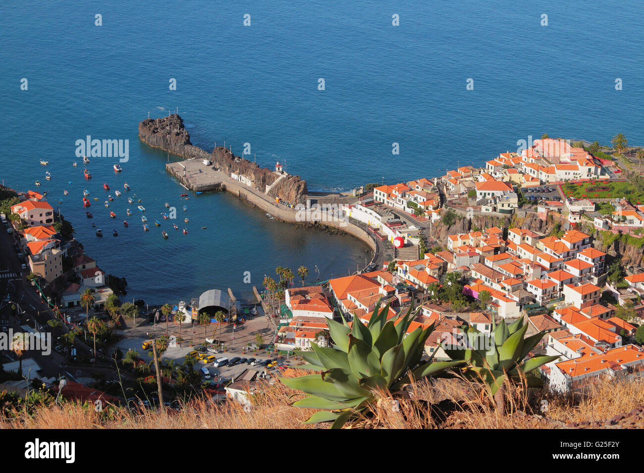 Porto baia e la città sulla costa. Camara de Lobos, Madeira, Portogallo Foto Stock