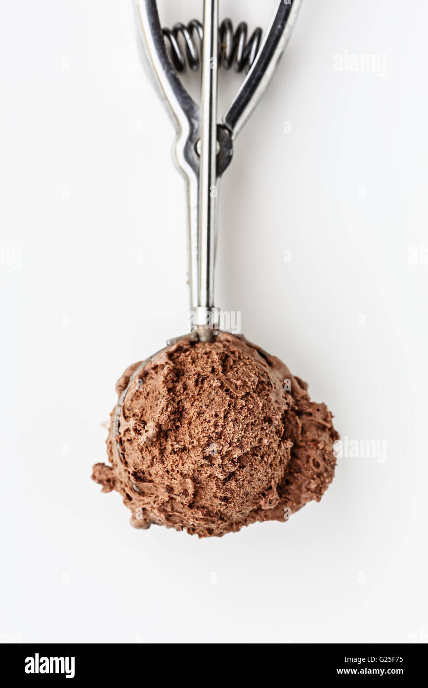 Gelato al cioccolato scoop su sfondo bianco Foto Stock