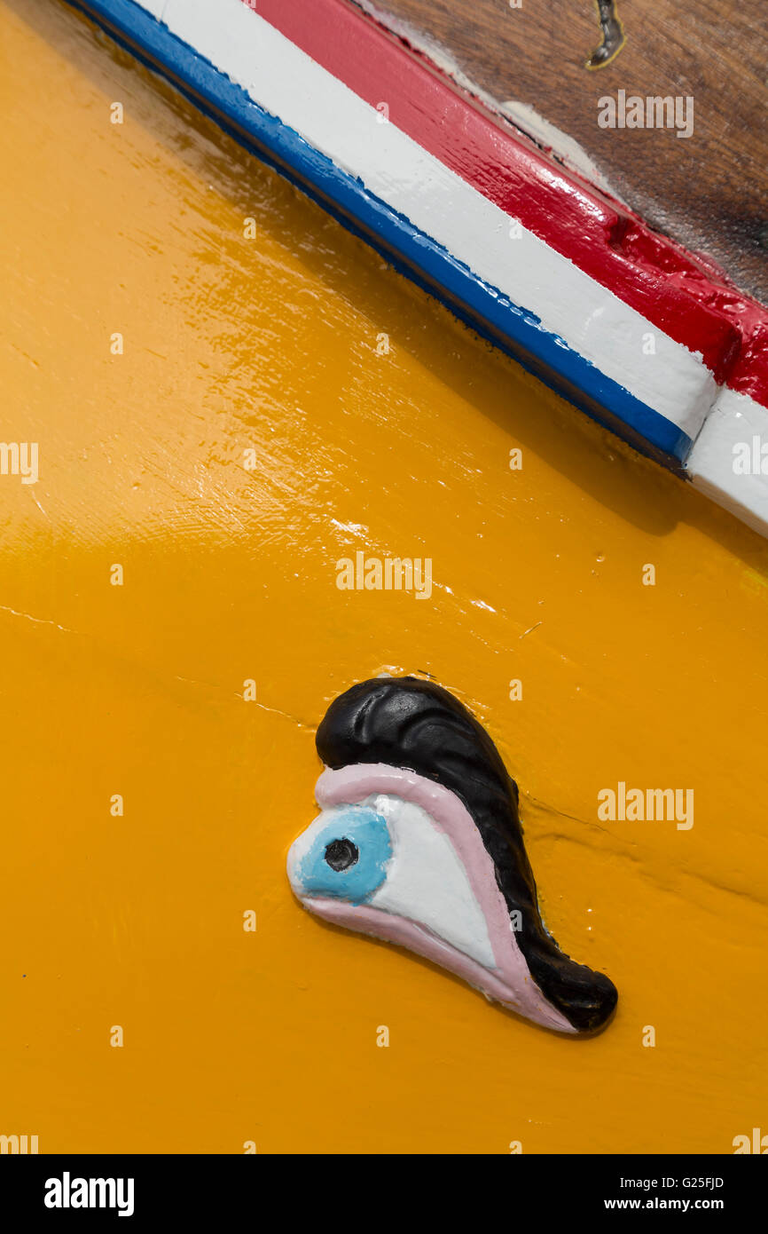Occhio di Horus sul dipinto tradizionale barca da pesca, Marsaxlokk, Malta Foto Stock