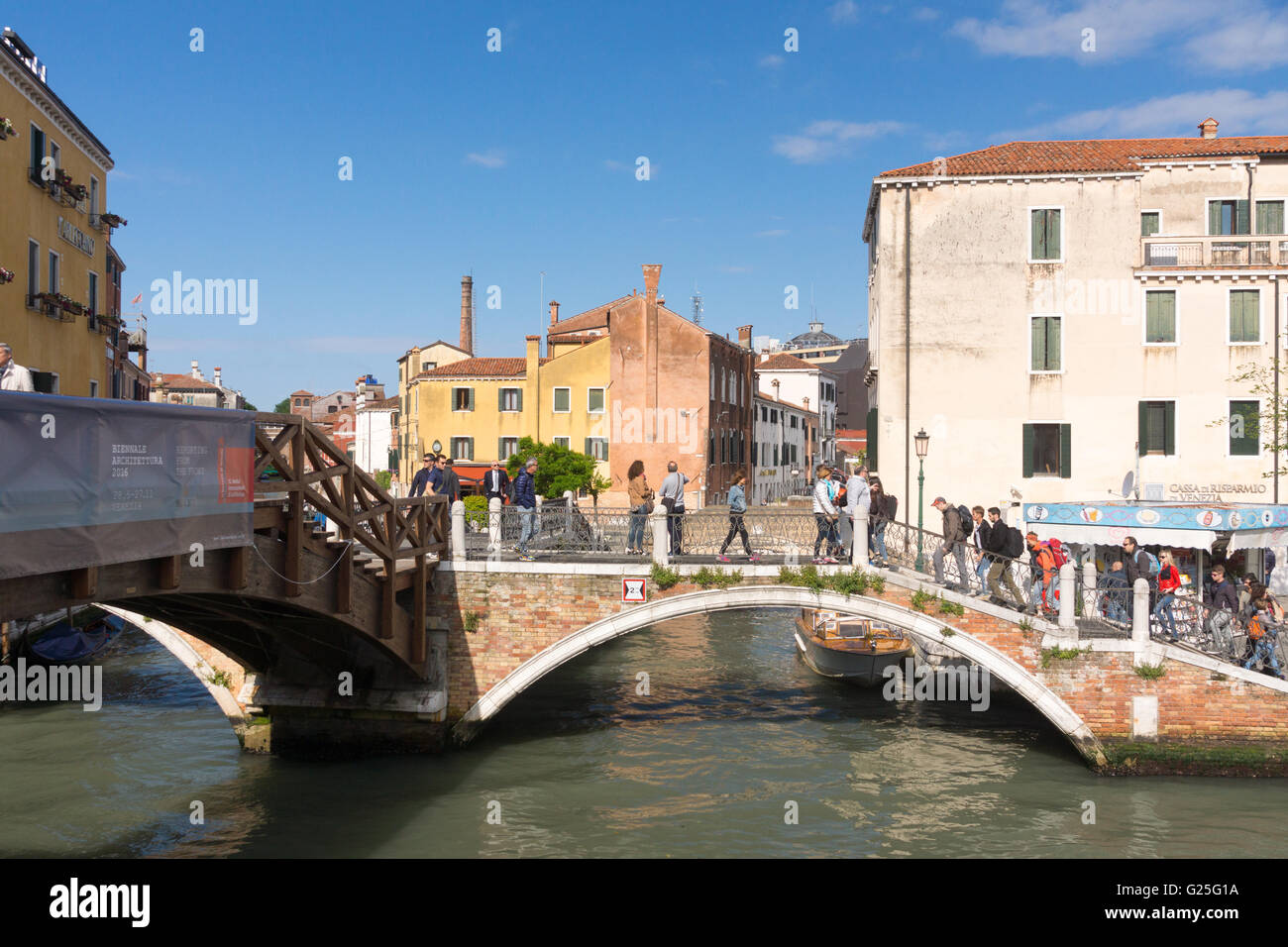 Le tre ponti - non tre, ma cinque ponti in muratura, legno e pietra che attraversano il Rio nuovo a Santa Croce, Venezia, Italia Foto Stock