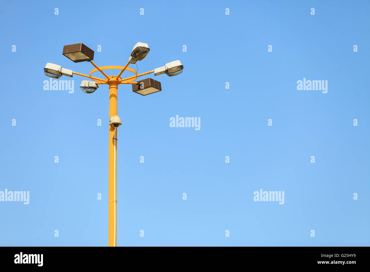 Lampione con una telecamera di sicurezza. Pole con luci e dispositivo di  registrazione Foto stock - Alamy