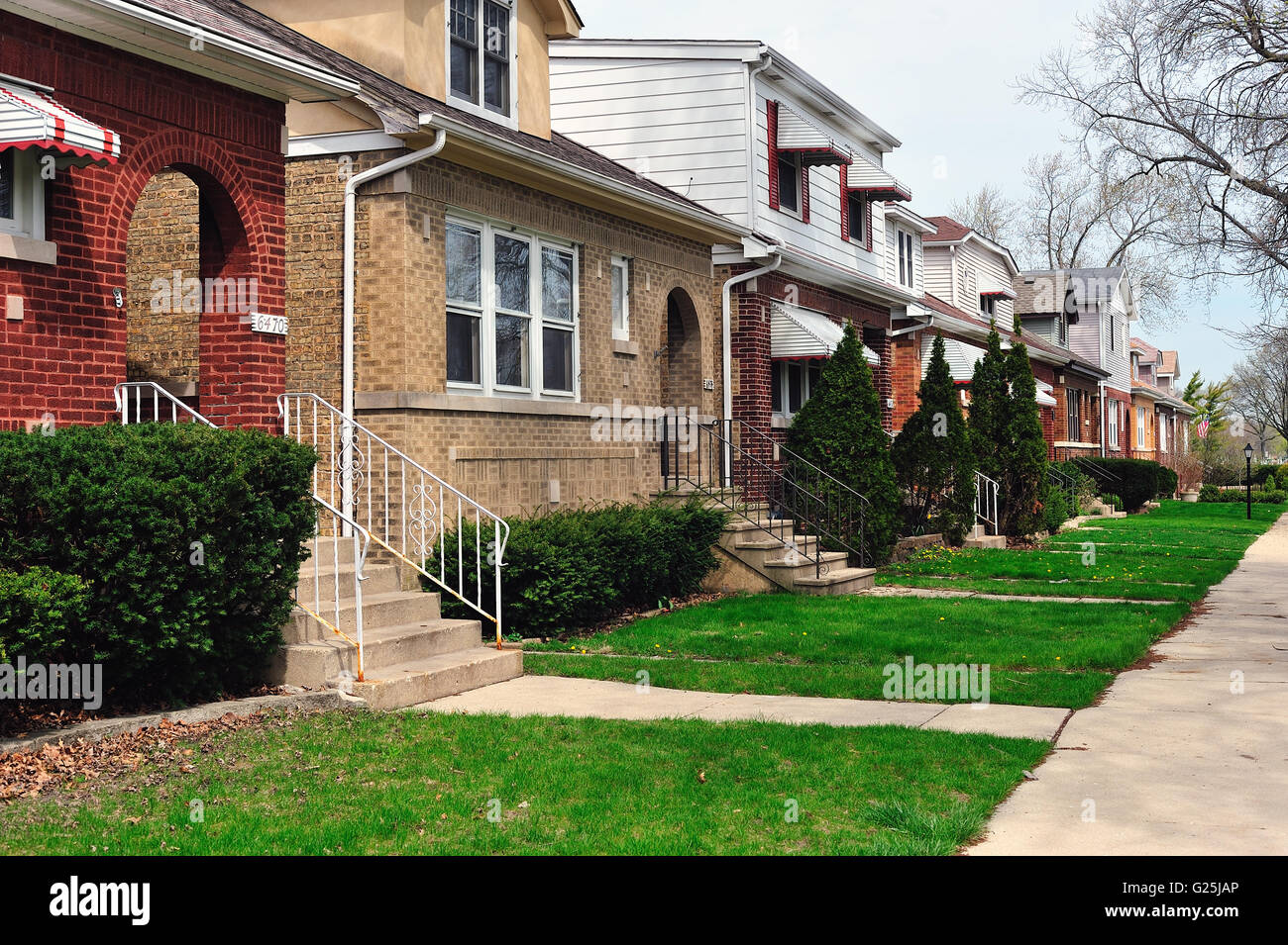 Una varietà di bungalow in stile-case tipiche di Chicago Edison Park quartiere. Chicago, Illinois, Stati Uniti d'America. Foto Stock