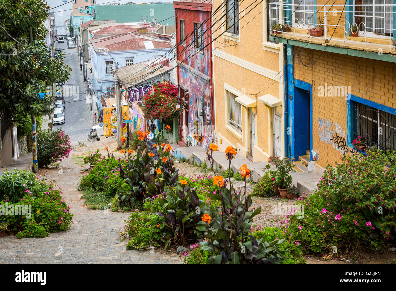 Color pastello negozi ed edifici in Valparaiso, Cile, America del Sud. Foto Stock