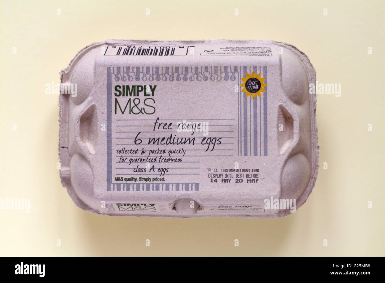 Uovo scatola chiusa - Semplicemente M&S free range 6 medio uova raccolte & pranzo rapidamente per garantire la freschezza delle uova - scatola chiusa eggbox Foto Stock