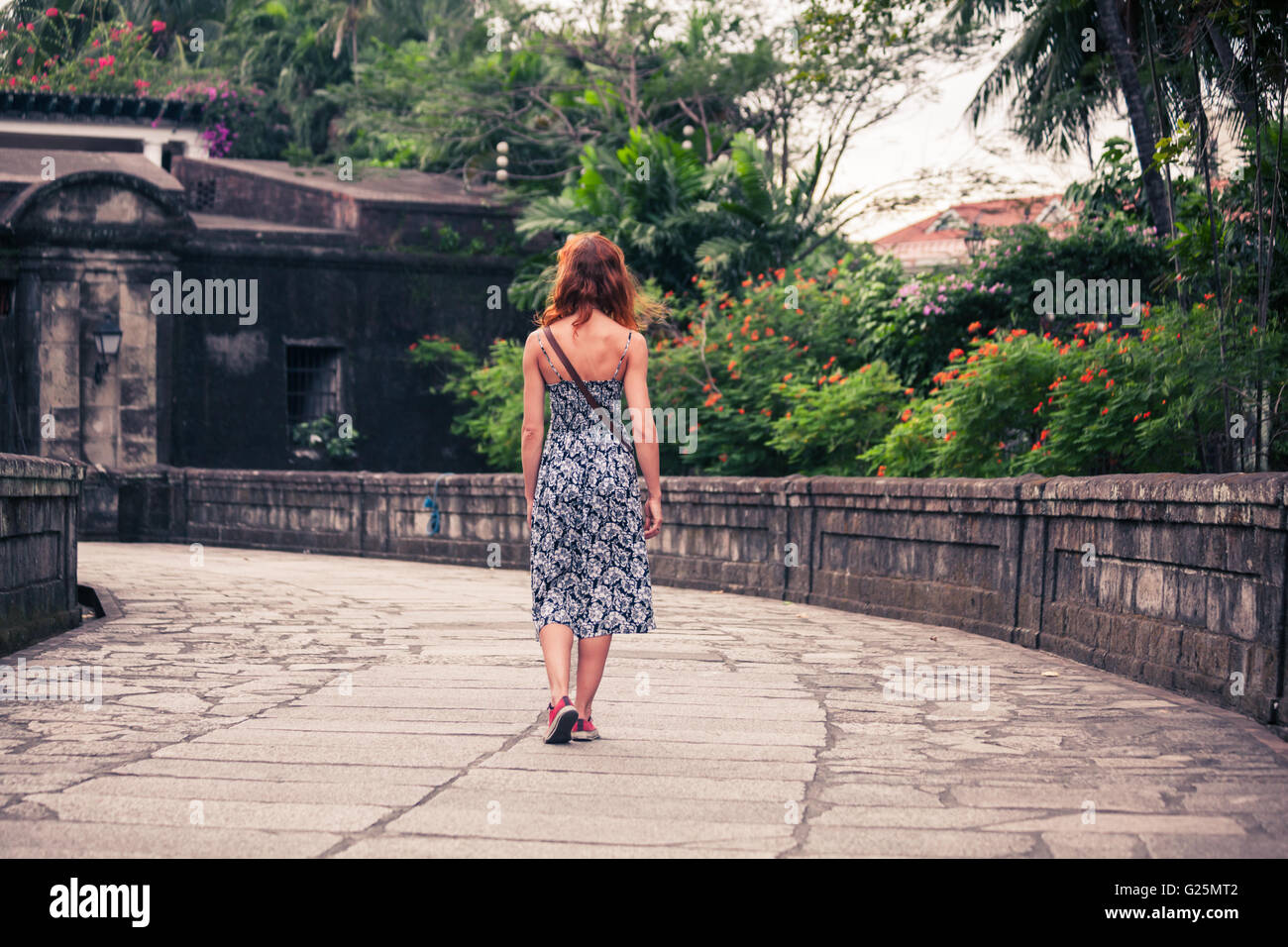 Una giovane donna caucasica è a piedi a Manila Foto Stock