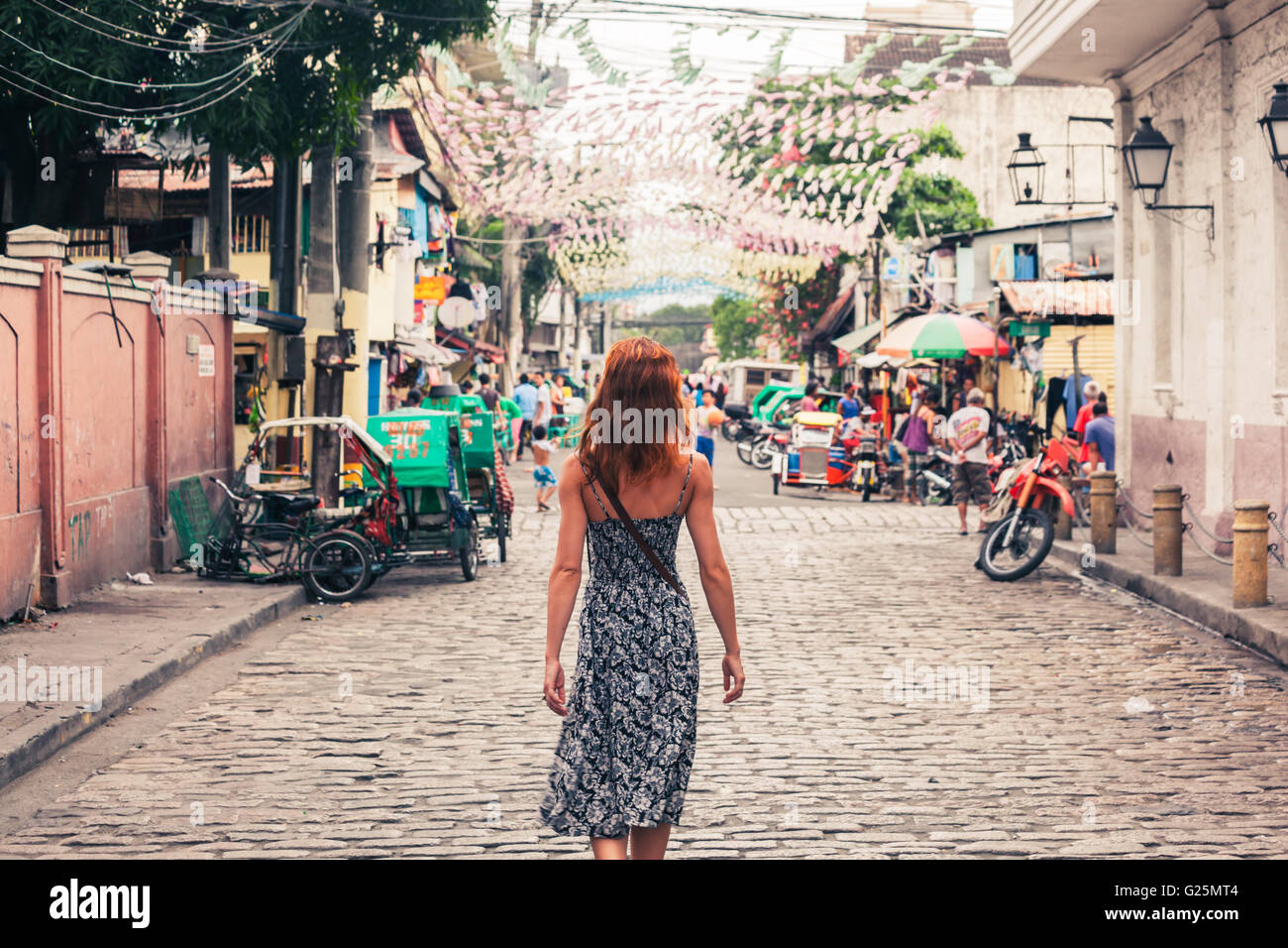 Una giovane donna caucasica è a piedi a Manila Foto Stock
