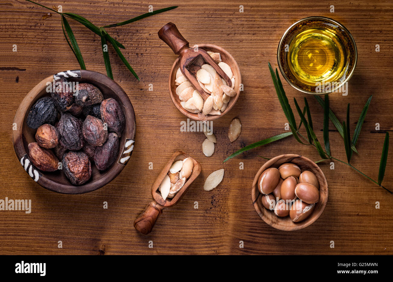 Composizione di argan, frutti, semi, olio, crema e sapone uft cura della pelle Foto Stock