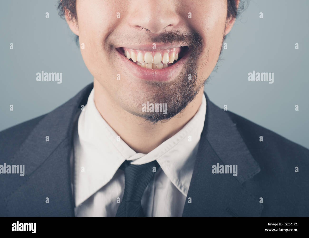 Un giovane imprenditore con una metà della barba rasata Foto Stock