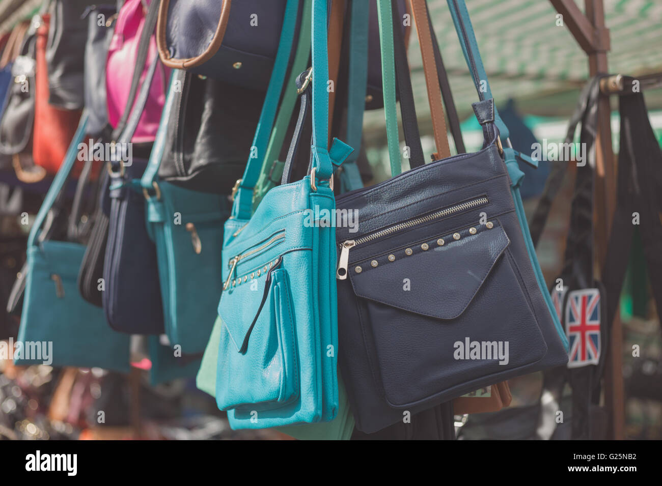 Borsette colorati appesi in una fase di stallo in un mercato Foto Stock