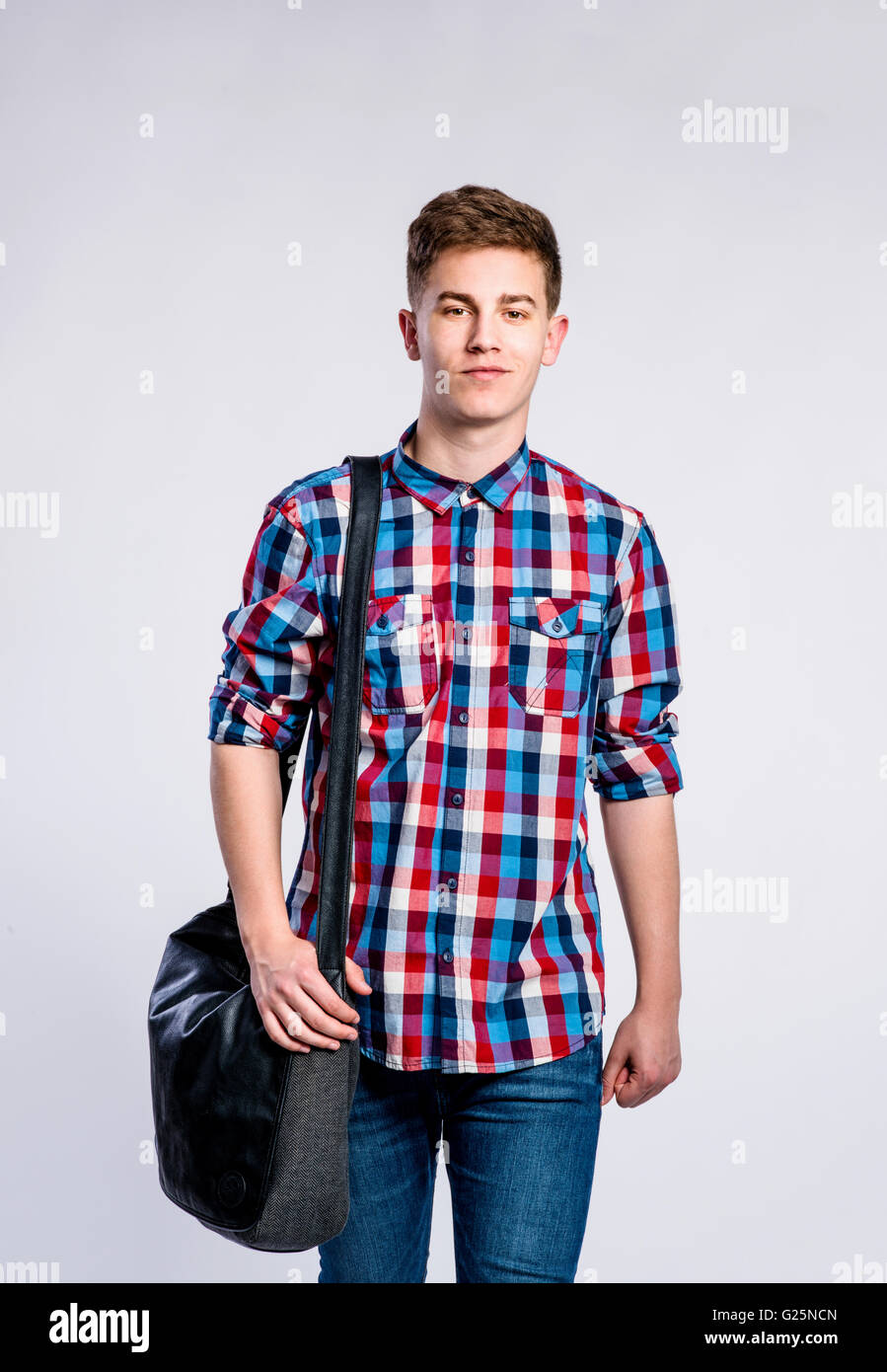 Ragazzo in jeans e maglietta, giovane, studio shot Foto Stock