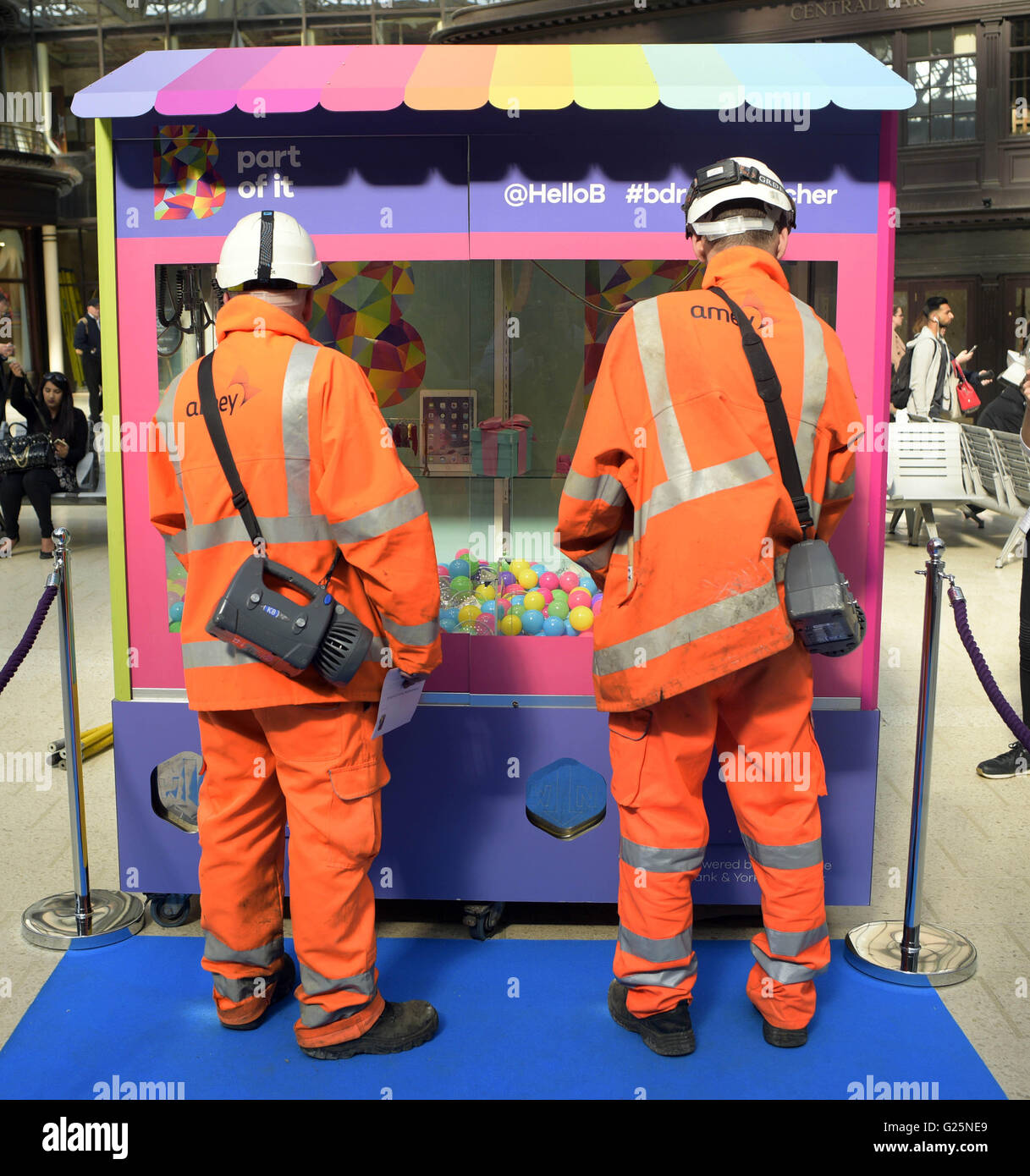 Un gigantesco grabber di premi in stile arcade chiamato Ã'DreamcatcherÃ•, che offre ai membri del pubblico la possibilità di vincere una vacanza, un'auto e premi in denaro per lanciare B, un nuovo marchio di digital banking di Clydesdale e Yorkshire Bank, presso la stazione centrale di Glasgow. Foto Stock