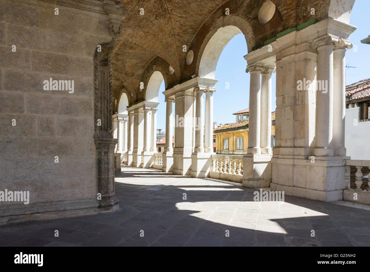 Vicenza,Italy-April 3,2015:vista del famoso colonnato della basilica Palladiana nel centro di Vicenza durante una giornata di sole. Foto Stock