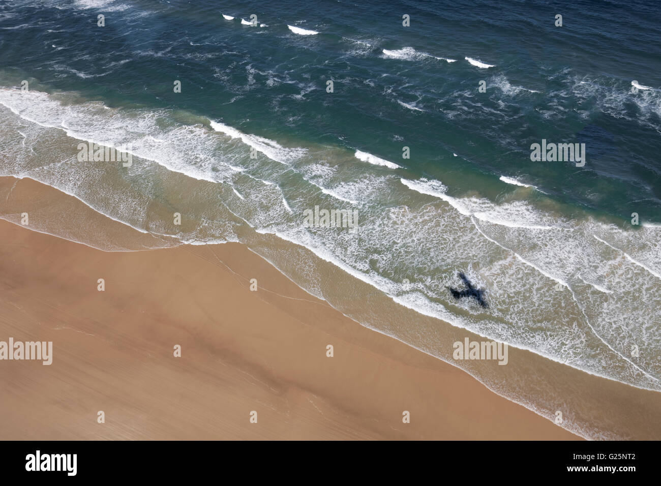 Vista aerea, ombra del piano su 75 Mile Beach Road, ufficiale autostrada, Sito Patrimonio Mondiale dell'UNESCO, l'Isola di Fraser Foto Stock