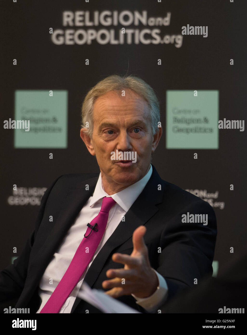 Ex primo ministro Tony Blair prende parte a una discussione sulla Gran Bretagna nel mondo in centro a Londra, dove ha ammesso l'Occidente 'sottovalutato' i problemi in Iraq dopo il rovesciamento di Saddam Hussein come ha chiamato per British dalle truppe di terra per tornare alla regione di assumere uno stato islamico (SI). Foto Stock