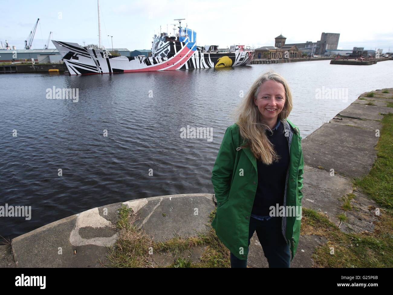 Artista Ciara Phillips con MV Fingal, durante una foto chiamata a svelare la sua progettazione, ogni donna, sul 239ft nave a Leith Docks di Edimburgo. Foto Stock