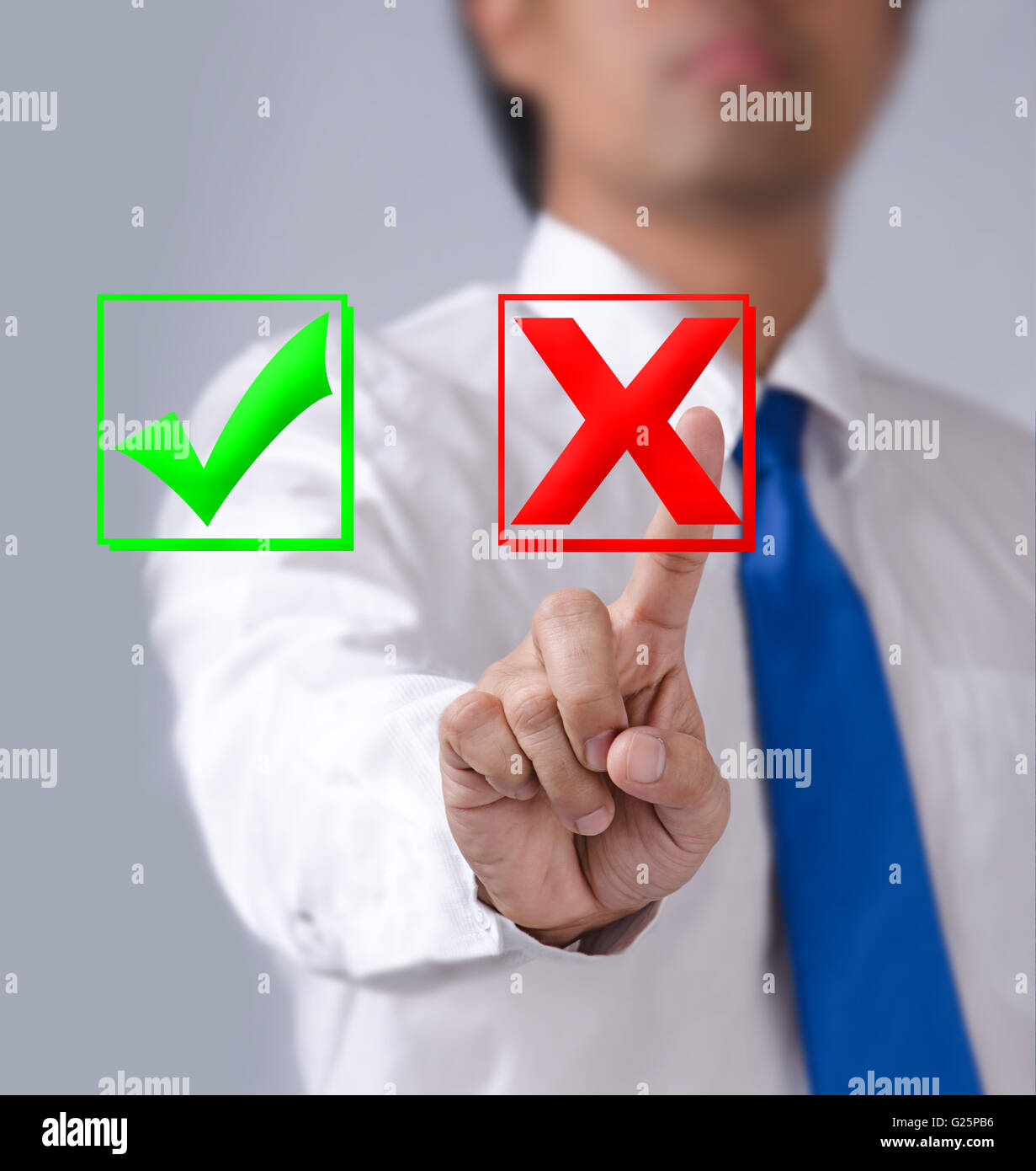 Imprenditore tocchi il pulsante sbagliato nella parte anteriore Foto Stock