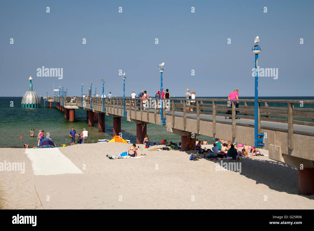 Pier e campana subacquea, Mar Baltico della penisola di Fischland-Darß-Zingst, Mar Baltico resort di Zingst, Meclenburgo-Pomerania Occidentale Foto Stock