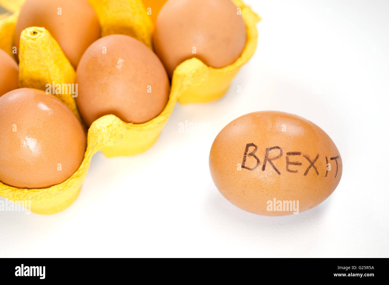 Un uovo al di fuori della scatola con la parola brexit Foto Stock