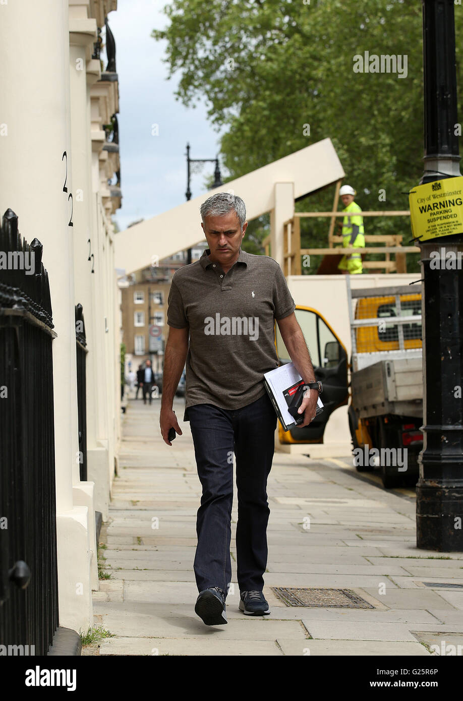 Football Manager Jose Mourinho nella foto vicino alla sua casa nel centro di Londra. Stampa foto di associazione. Picture Data: martedì 24 maggio, 2016. Vedere PA storia SOCCER Man Utd. Foto di credito dovrebbe leggere: Steven Paston/PA FILO PRESS ASSOCIATION foto. Picture Data: martedì 24 maggio, 2016. Jose Mourinho camminare indietro home SOCCER Man Utd. Foto di credito dovrebbe leggere: Steven Paston/PA FILO Foto Stock
