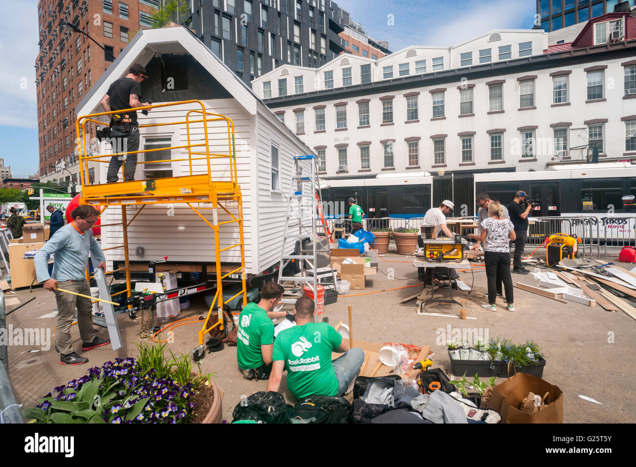 Lavoratori costruire una piccola casa nel Meatpacking District di New York il Mercoledì, Maggio 18, 2016 come parte di un evento di beneficenza per soluzioni comunitarie. L'evento è sponsorizzato da TaskRabbit e soluzioni comunitarie con la casa, quando finito domani, per essere messo all'asta su eBay. Il 100% del ricavato andrà alla Comunità di soluzioni che consente alle comunità di problema risolvere complesse sfide sociali. (© Richard B. Levine) Foto Stock