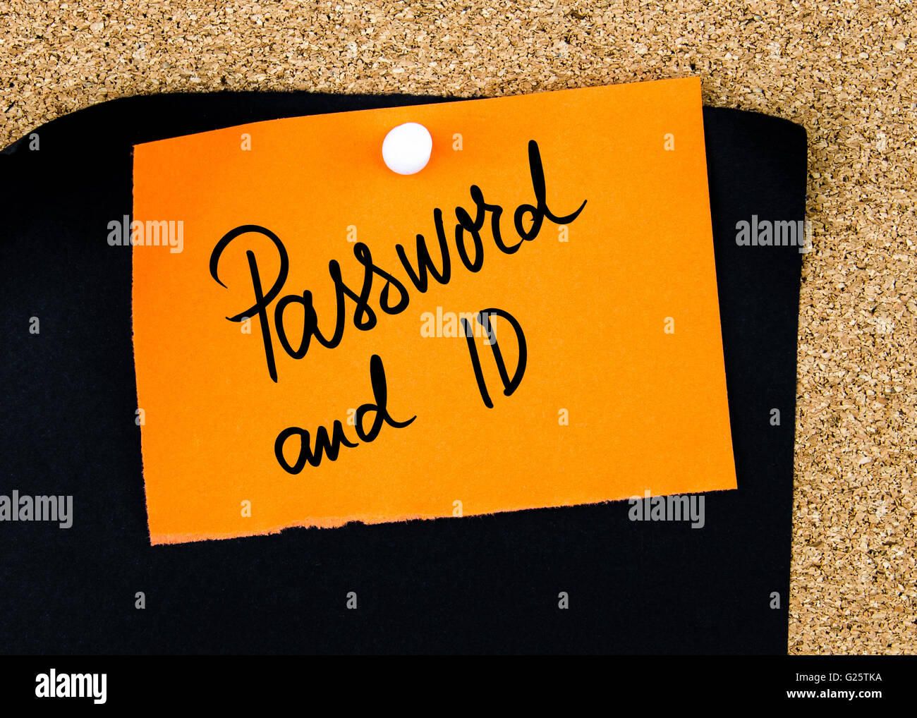 Password e ID scritto sulla carta arancione nota appuntata sulla bacheca di sughero con il bianco thumbtacks, copia dello spazio disponibile Foto Stock