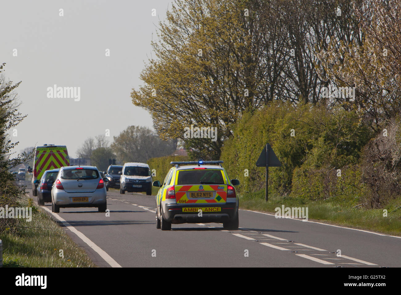 Paramedico di emergenza veicolo risponde alla chiamata su occupato A149 strada in Norfolk. Foto Stock