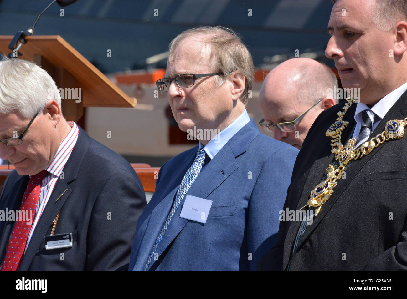 Microsoft co-fondatore Paul Allen assiste lo scoprimento della campana dalla cappa di HMS a Portsmouth Historic Dockyard, per contrassegnare il settantacinquesimo anniversario della Royal Navy la più grande perdita della vita da un unico contenitore. Foto Stock