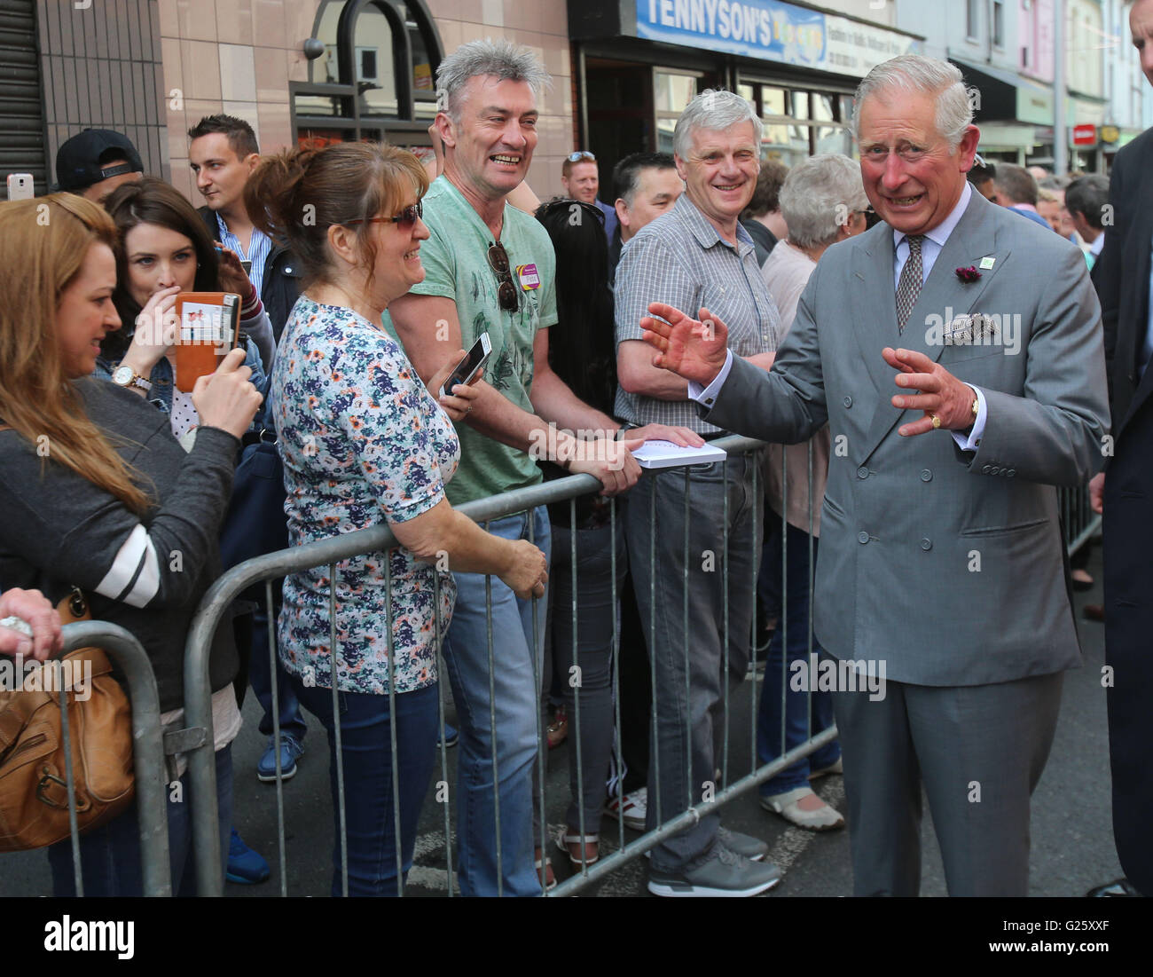 Il Principe di Galles incontra gente locale durante una visita alla porta gialla Deli a Portadown in Irlanda del Nord. Foto Stock