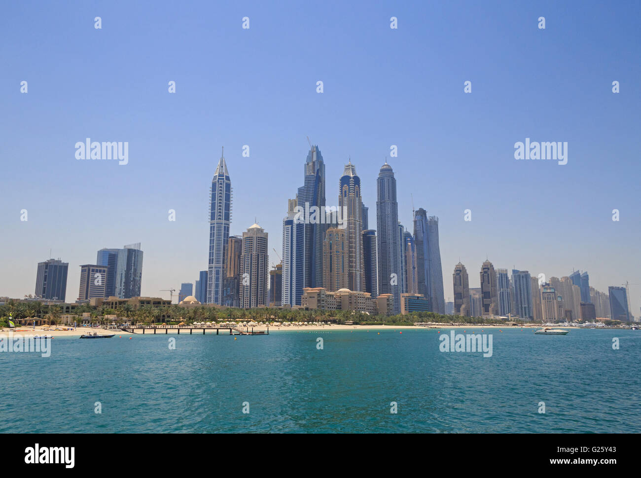 Vista sulla spiaggia di Dubai in estate Foto Stock