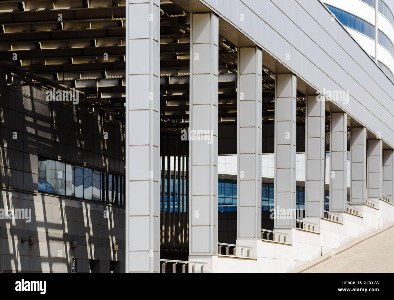 Moderno edificio industriale con un colonnato. Foto Stock