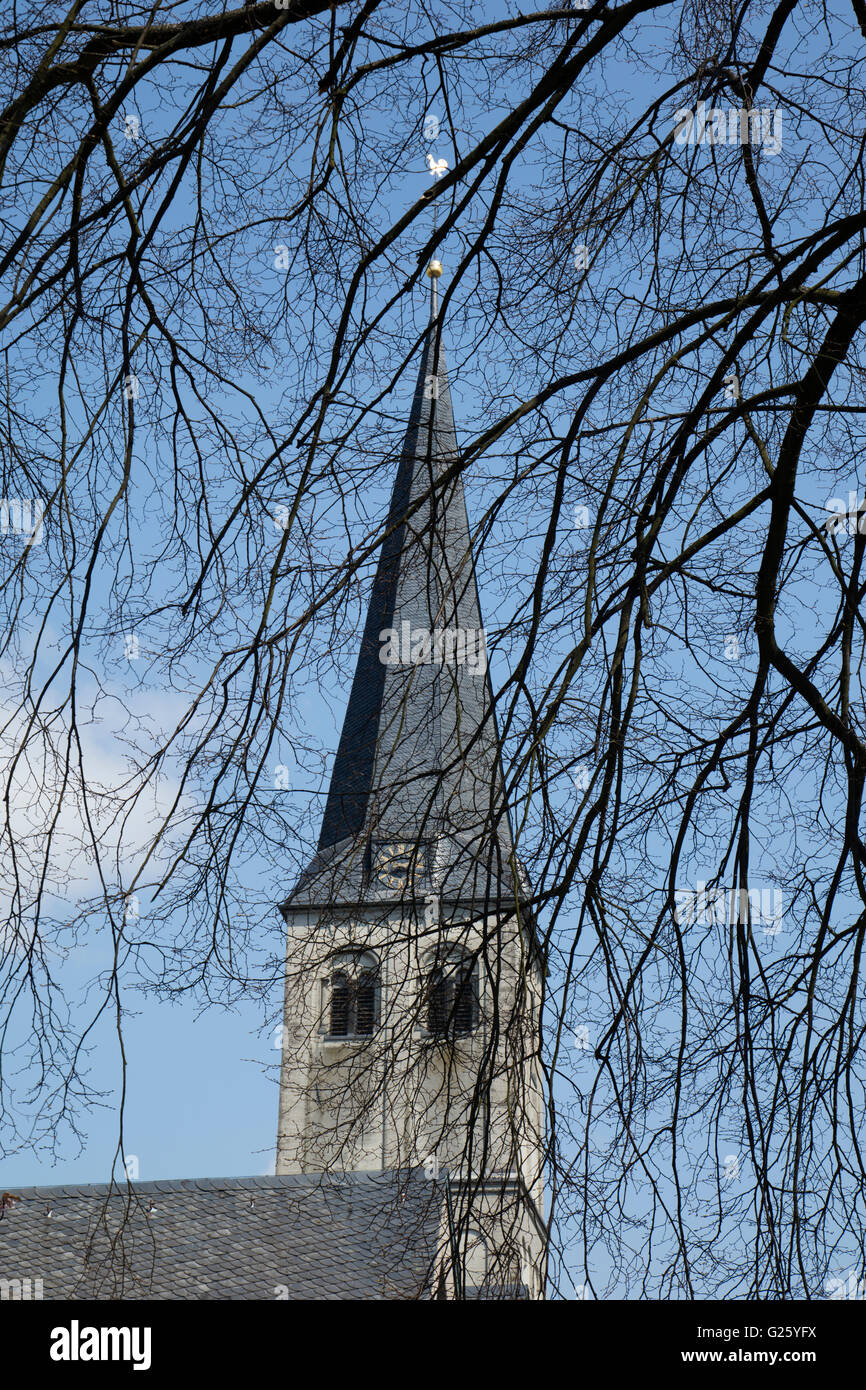 San Aldegundis chiesa cristiana visto dietro i rami di un albero Foto Stock