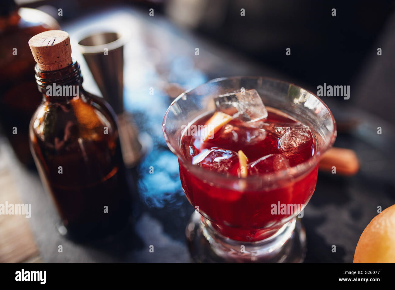 Immagine ravvicinata di freschi cocktail negroni fatta da esperti baristi Foto Stock