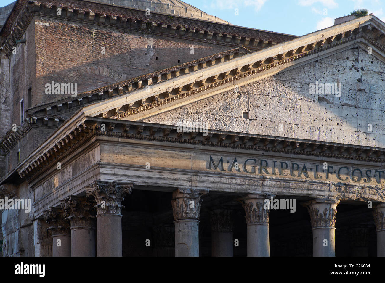 Roma Pantheon frontone Foto Stock