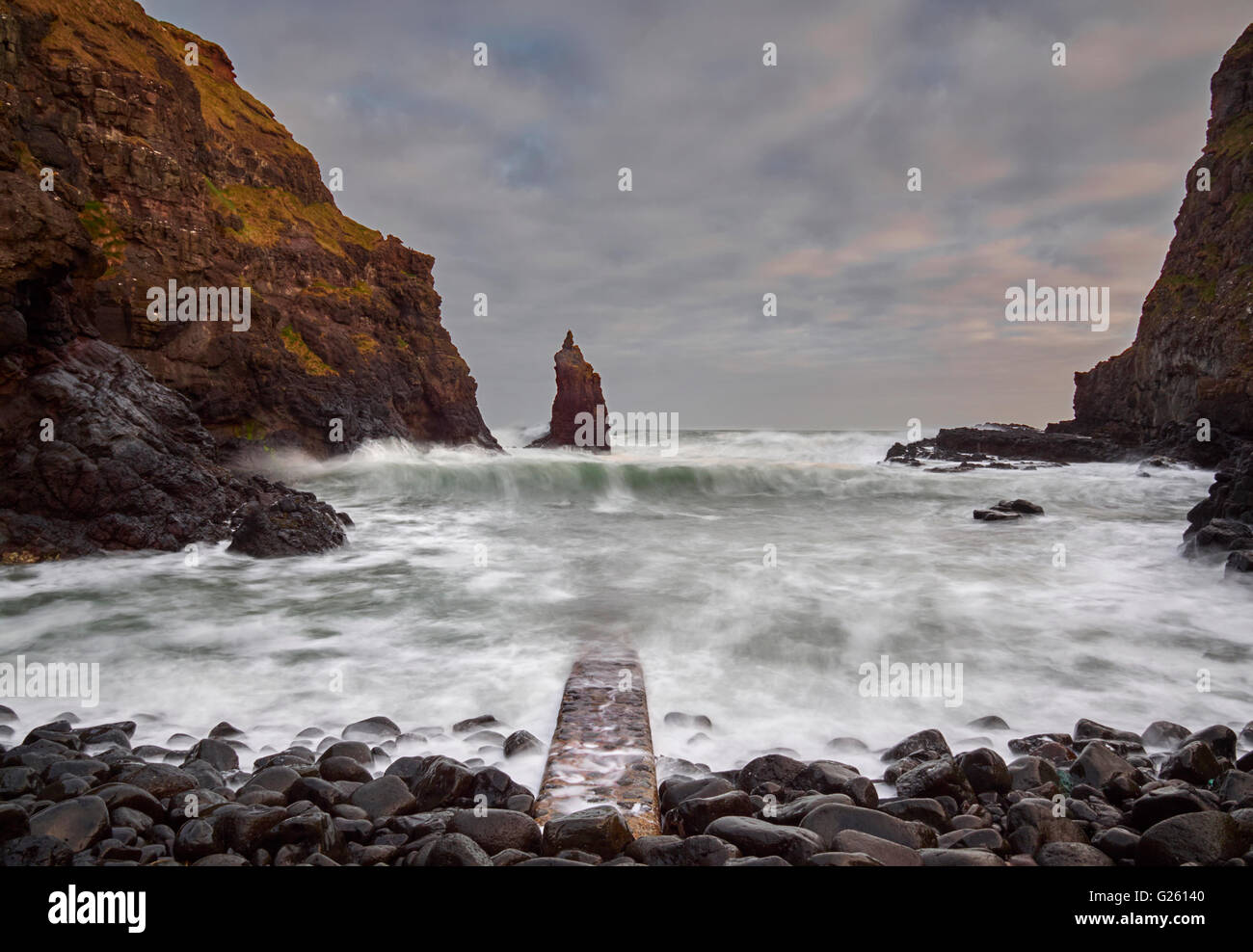 Portcoon cove vicino al Giants Causeway sulla costa di Antrim Irlanda del Nord Foto Stock