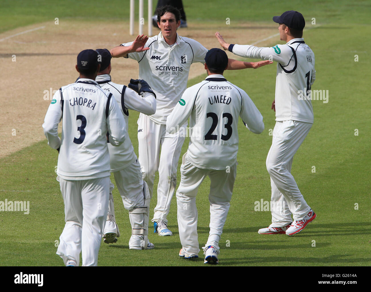 Warwickshire bowler Chris Wright celebra tenendo paletto di Durham Jack del Burnham durante il giorno tre della contea di Specsavers Championship, Divisione uno corrispondono a Edgbaston, Birmingham. PRESS ASSOCIATION PH00. Picture Data: martedì 24 maggio, 2016. Vedere PA storia CRICKET Warwickshire. Foto di credito dovrebbe leggere: Nick Potts/filo PA. Restrizioni: solo uso editoriale. Nessun uso commerciale senza il previo consenso scritto da parte della BCE. Immagine ancora utilizzare solo. Assenza di immagini in movimento per emulare broadcast. Non rimuovere od oscurare del logo dello sponsor. Chiamate il numero +44 (0)1158 447447 per ulteriori informazioni. Foto Stock