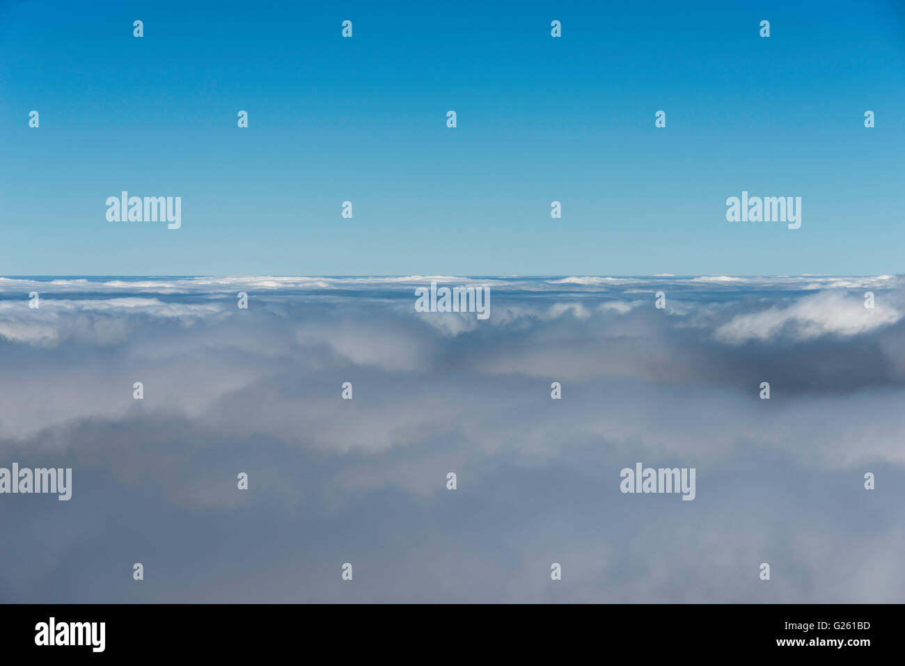 Cielo blu e nuvole all'orizzonte da vista aereo Foto Stock