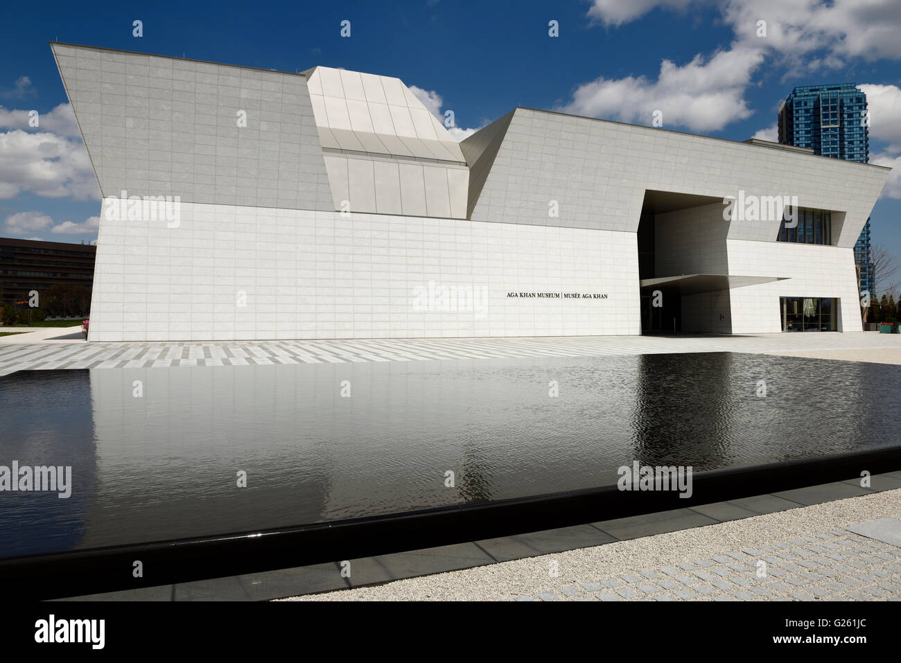 Moderno Museo Aga Khan facciata architettura con stagno nero Toronto Foto Stock