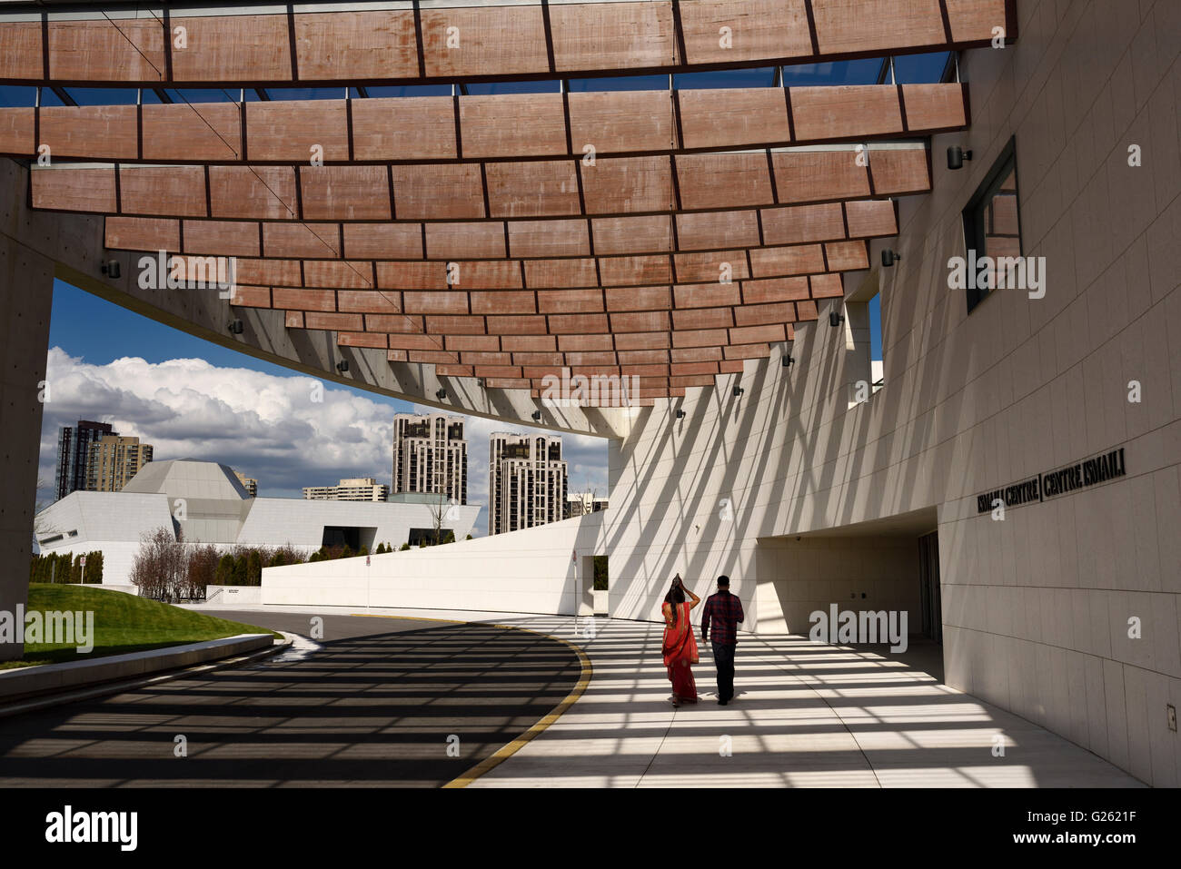 Giovane a piedi dall'entrata di Ismaili Center con Museo Aga Khan a Toronto Foto Stock