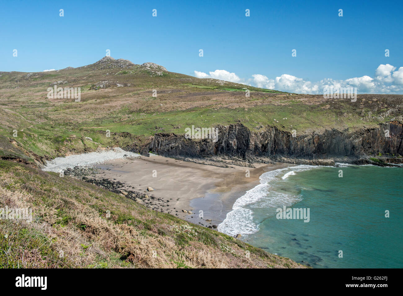 Porth Melgan Beach e Carn Llidi su Il Pembrokeshire Coast vicino Whitesands Bay su un soleggiato giorno di maggio Foto Stock