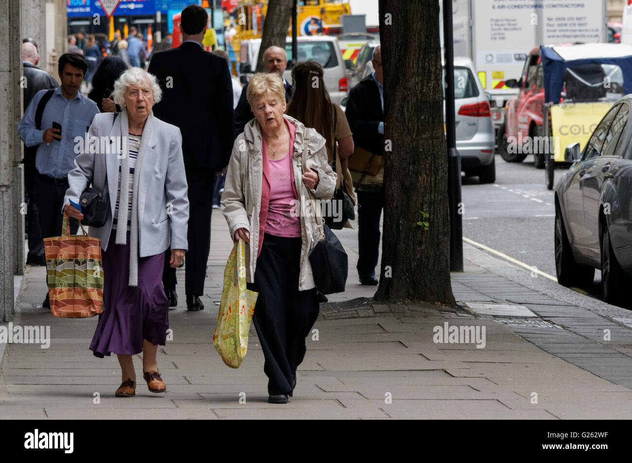 Le donne anziane a piedi in Londra England Regno Unito Regno Unito Foto Stock
