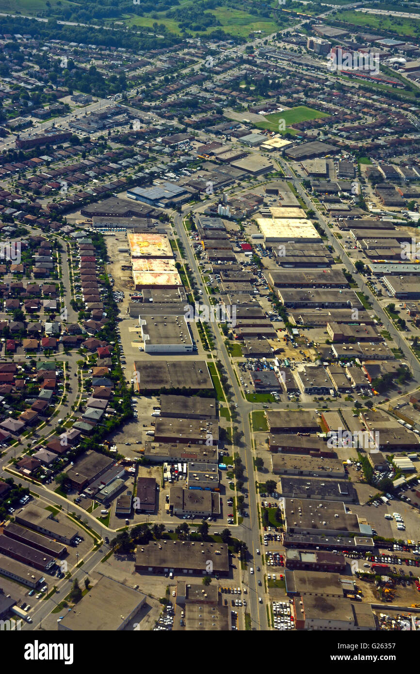 Vista aerea su una zona residenziale e zona industriale, Ontario, Canada Foto Stock