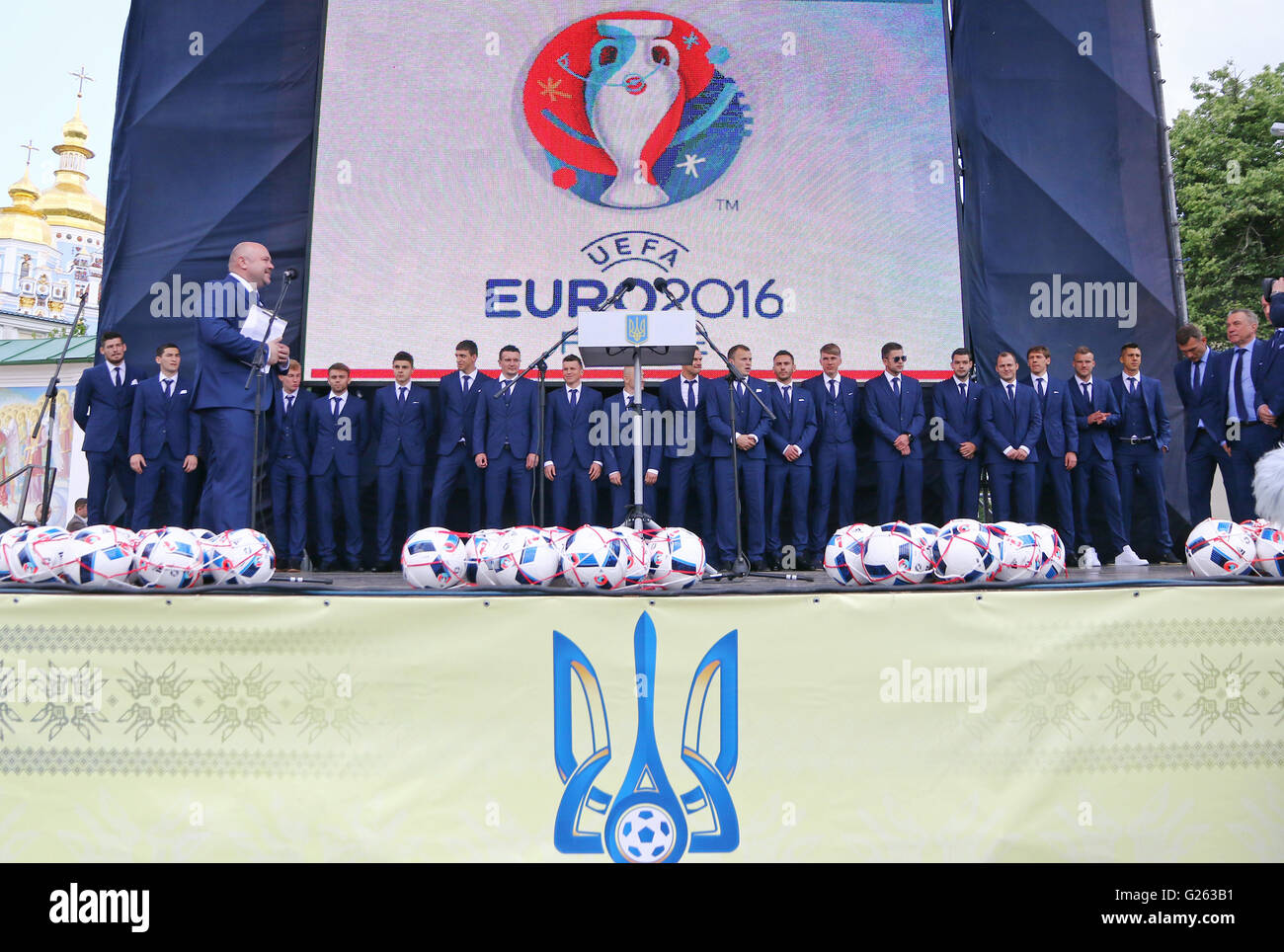 I giocatori della nazionale di calcio dell'Ucraina su un palco durante la cerimonia di partenza per il Campionato Europeo Foto Stock