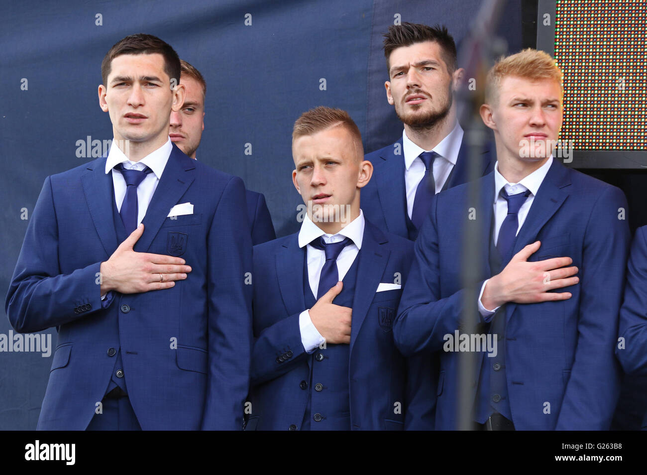 I giocatori della nazionale di calcio dell'Ucraina canta l inno nazionale alla cerimonia di partenza per il Campionato Europeo Foto Stock