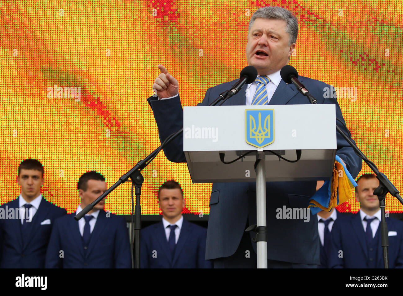 Presidente dell'Ucraina Petro Poroshenko alla cerimonia di partenza della nazionale di calcio dell'Ucraina per l'EURO2016 Foto Stock