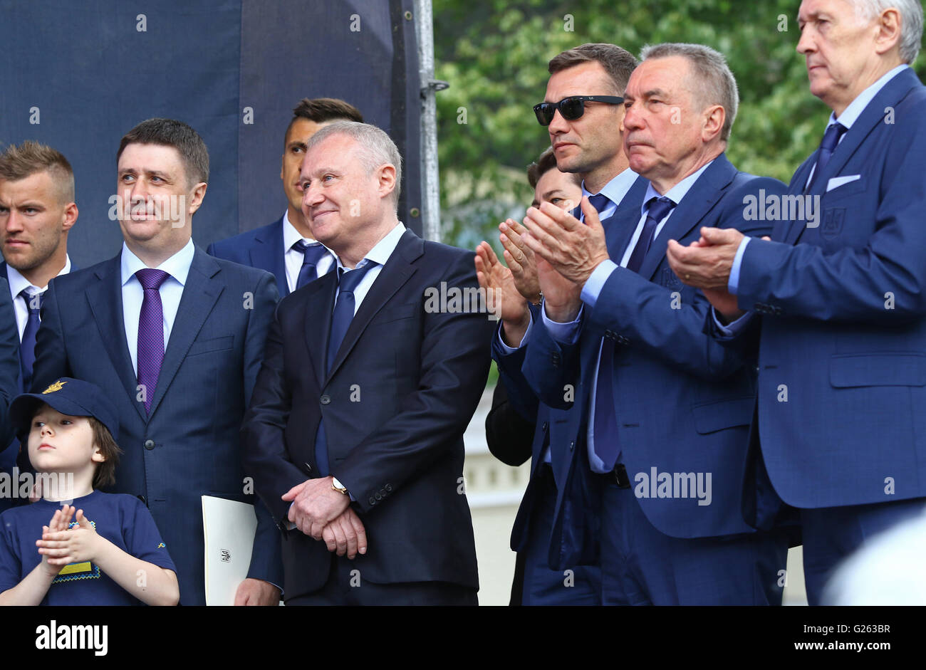 Giocatori e allenatori della nazionale di calcio di Ucraina presso la cerimonia di partenza per il Campionato Europeo 2016 Foto Stock
