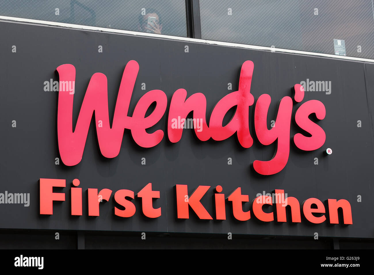 Un combinato di Wendy e First-Kitchen cartello sul display al di fuori del suo comune di un ristorante fast food in Ueno il 24 maggio 2016, Tokyo, Giappone. Bevanda giapponese fabbricante Suntory Holdings Ltd. ha annunciato lunedì che venderà le sue azioni in First-Kitchen Ltd. hamburger a catena Wendy's Giappone LLC. La catena First-Kitchen, che è stato lanciato in 1977, gestisce circa 135 punti vendita nell'area metropolitana di Tokyo e il Giappone occidentale e ha avuto un fatturato di ¥8,7 miliardi ($79 milioni di euro) nel 2015. Wendy piani per mantenere il marchio First-Kitchen dopo l'acquisizione e operare con marchio congiunto ristoranti. (Foto di Foto Stock